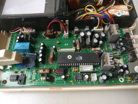 那个生锈，像流出一堆东西的，其实是胶