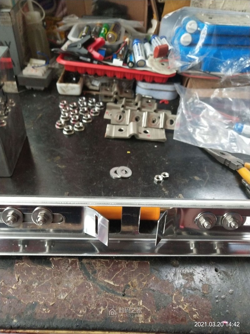 横杆自带的螺丝固定好角码