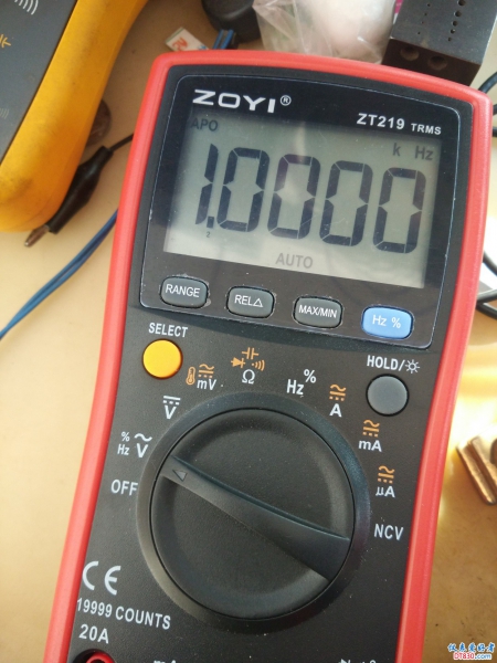 接一个104电容后一直稳稳的1KHZ