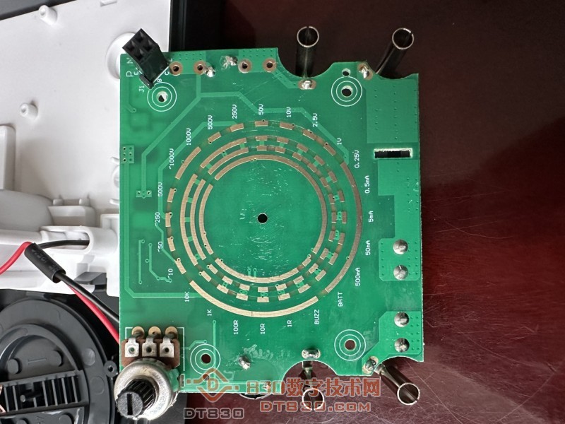 这面只有电位器和三极管测量座